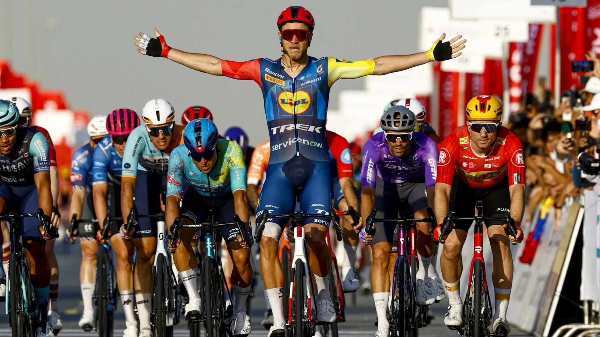 Jonathan Milan wins Stage 5 | UAE Tour 2026 | Die Geissens Real Estate | Luxus Immobilien mit Carmen und Robert Geiss – Die Geissens in Dubai